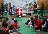 December elej&eacute;n Mikul&aacute;s sz&iacute;nh&aacute;z l&aacute;togatott iskol&aacute;nkba.